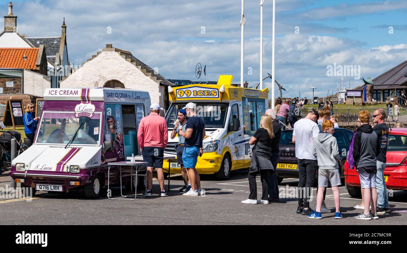 North Berwick, East Lothian, Scozia, Regno Unito, 18 luglio 2020. Regno Unito Meteo: Sole estivo in una città molto trafficata di mare che è tornato alla normalità, anche se con misure di allontanamento sociale in atto Foto Stock