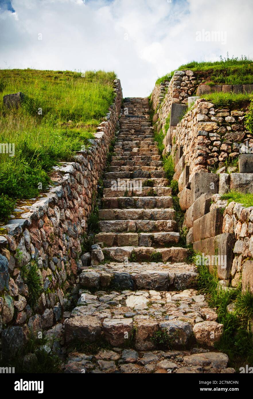 Una lunga e stretta scalinata di ciottoli nella città di Cusco, Perù, Sud America Foto Stock