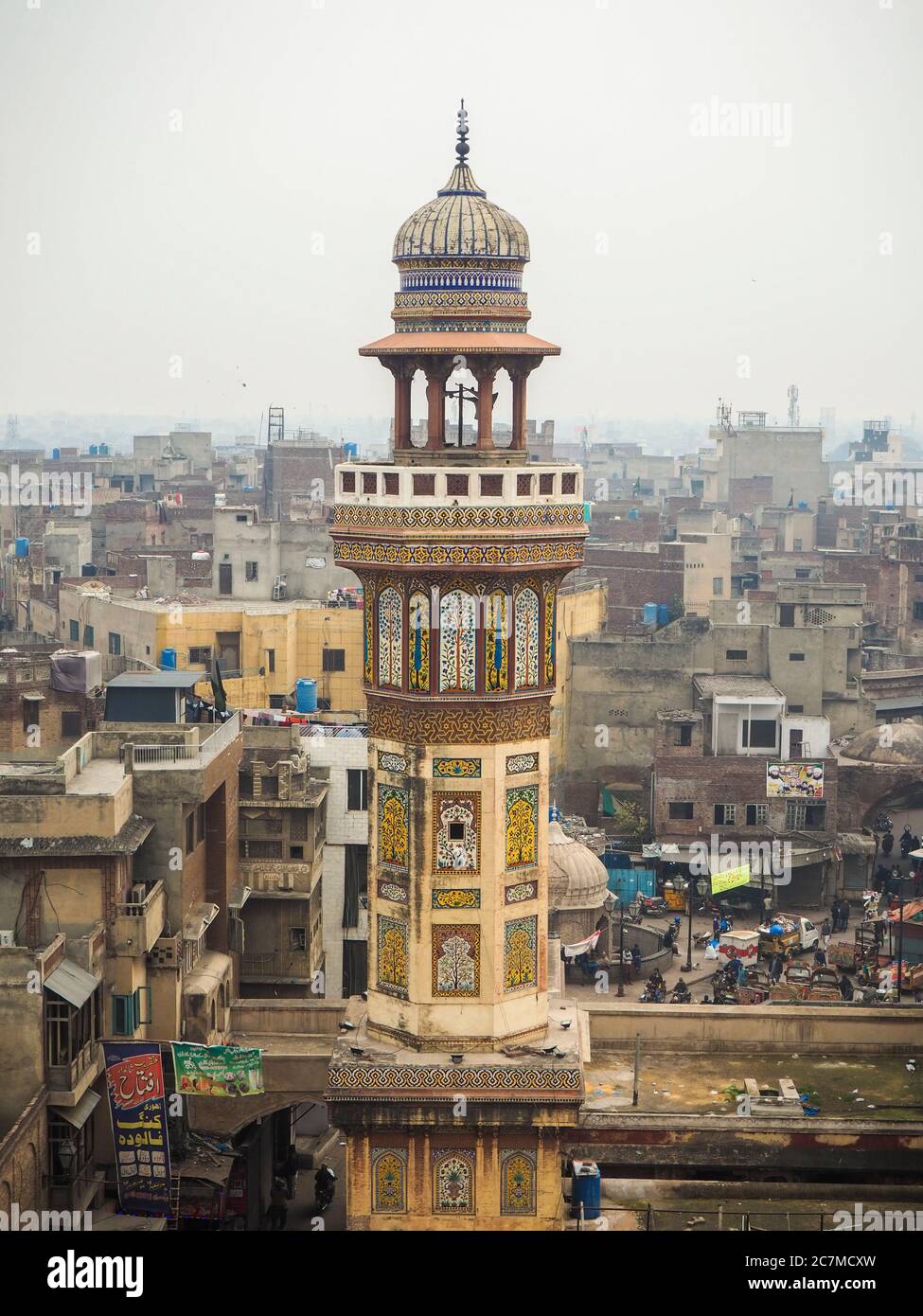 Immagine verticale di un bellissimo Masjid Wazir Khan Lahore in Pakistan Foto Stock