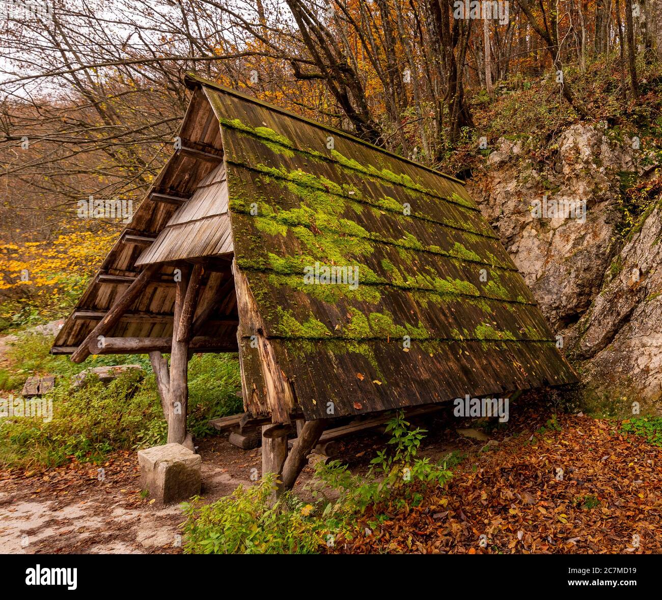 Piccolo rifugio nella foresta del Parco Nazionale dei Laghi di Plitvice In Croazia Foto Stock