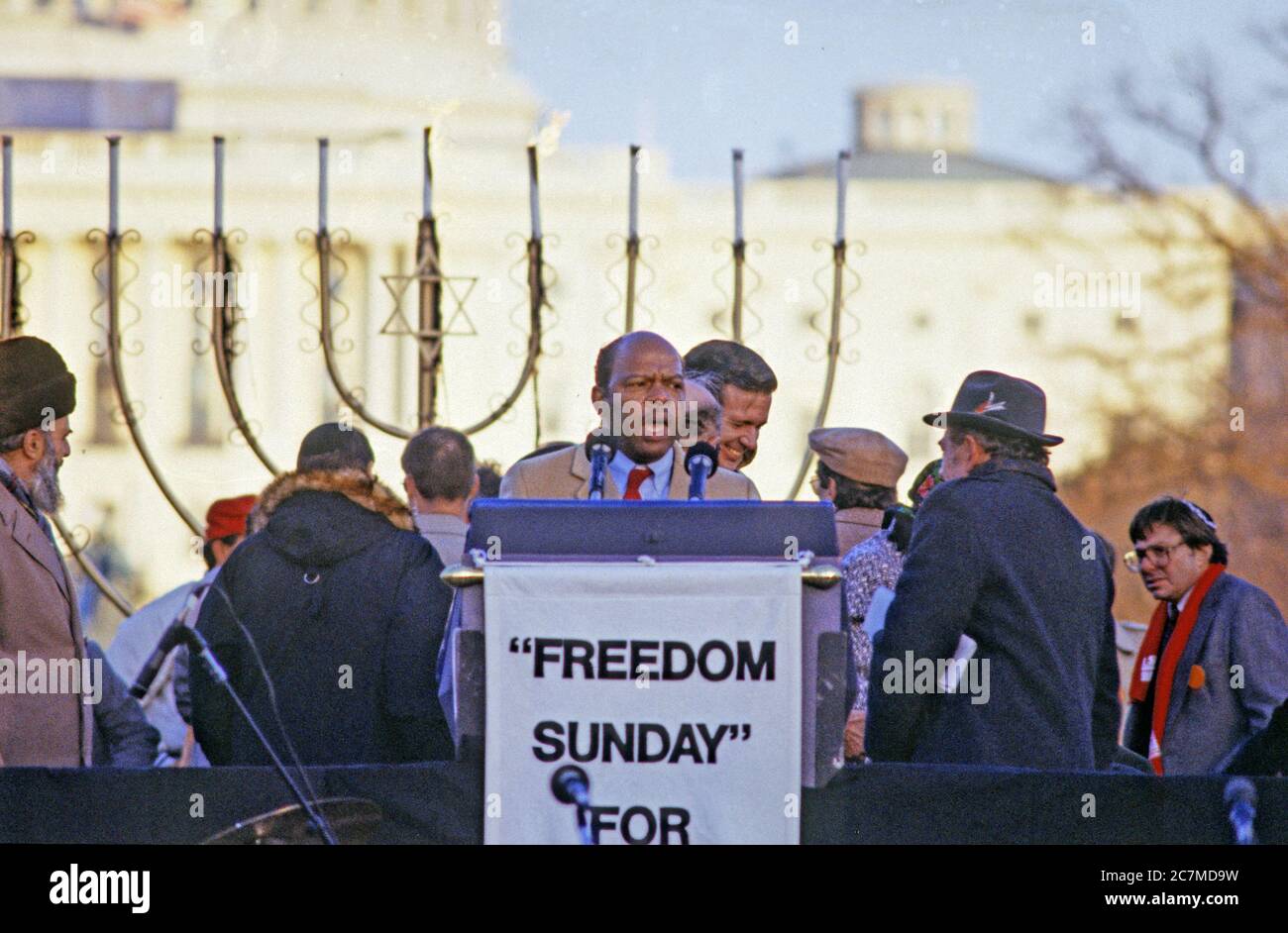 Il rappresentante degli Stati Uniti John Lewis (democratico della Georgia) parla alla "Campagna al vertice", una marcia a Washington, DC, che sostiene la libertà degli ebrei che vivono nell'Unione Sovietica, domenica 6 dicembre 1987. 200,000 persone hanno marciato per focalizzare l'attenzione sulla repressione dell'ebraismo sovietico, è stato programmato un giorno prima che il presidente degli Stati Uniti Ronald Reagan e il presidente sovietico Mikhail Gorbachev iniziassero un vertice di 2 giorni a Washington dove hanno firmato il trattato sulle forze nucleari a raggio intermedio (INF). Credit: Ron Sachs/CNP /MediaPunch Foto Stock