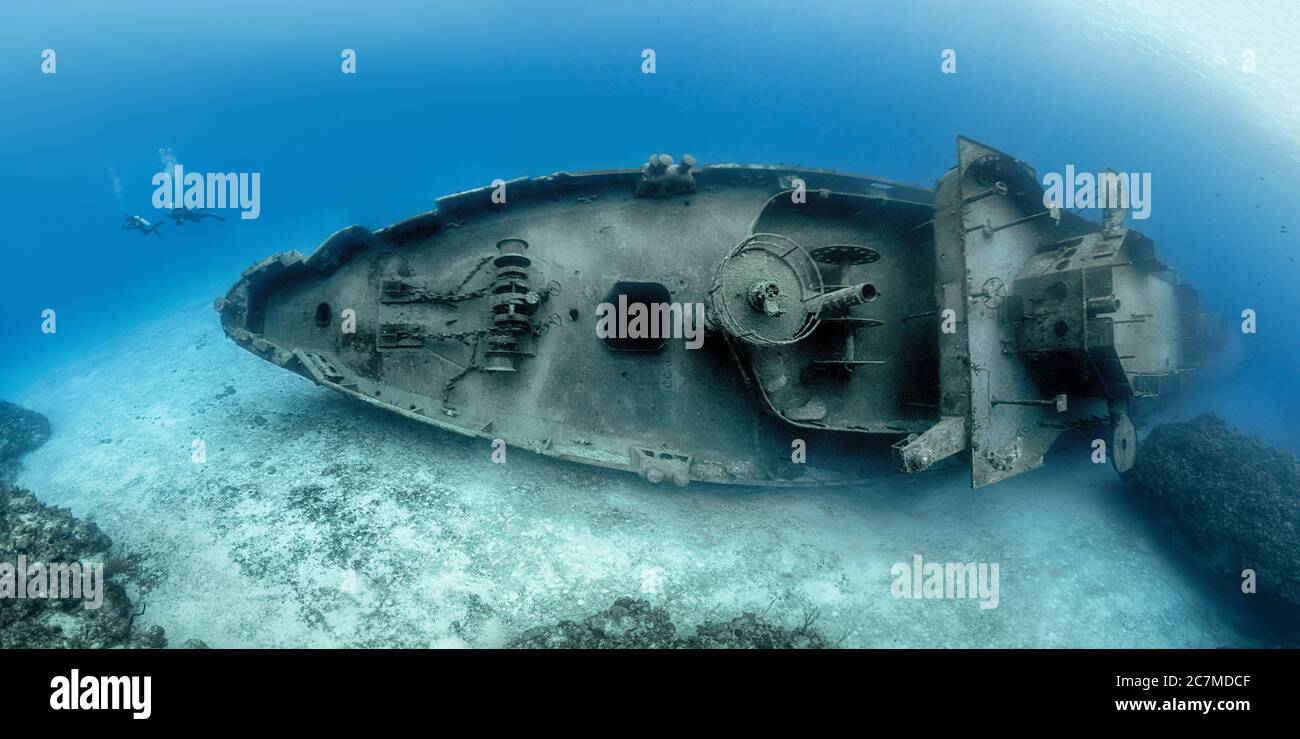 I subacquei che esaminano il famoso relitto sottomarino USS Kittiwake nel Isole Grand Cayman Foto Stock