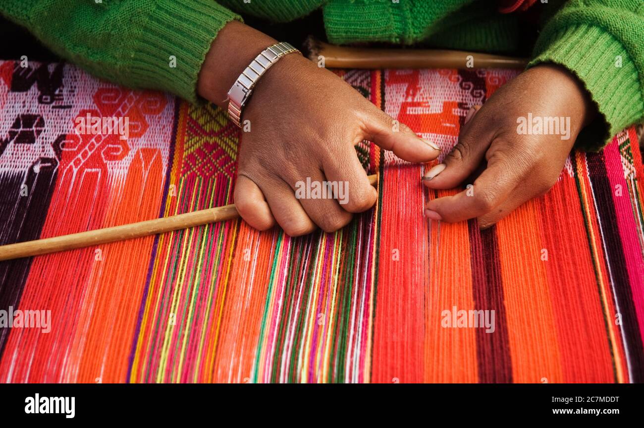 Tessitura delle mani delle donne, villaggio di Chaullacocha, montagne delle Ande, Perù, America del Sud Foto Stock