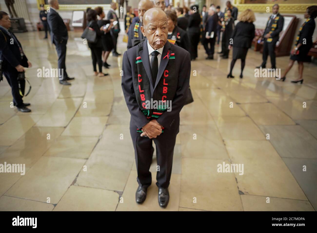 Il rappresentante degli Stati Uniti John Lewis (democratico della Georgia), e altri membri del Congresso Black Caucus si allineano mentre aspettano di entrare come un gruppo per partecipare ai servizi memoriali per il rappresentante degli Stati Uniti Elijah Cummings (democratico del Maryland), al Campidoglio degli Stati Uniti a Washington, DC, giovedì 24 ottobre 2019. Credit: Pablo Martinez Monsvais/Pool via CNP /MediaPunch Foto Stock