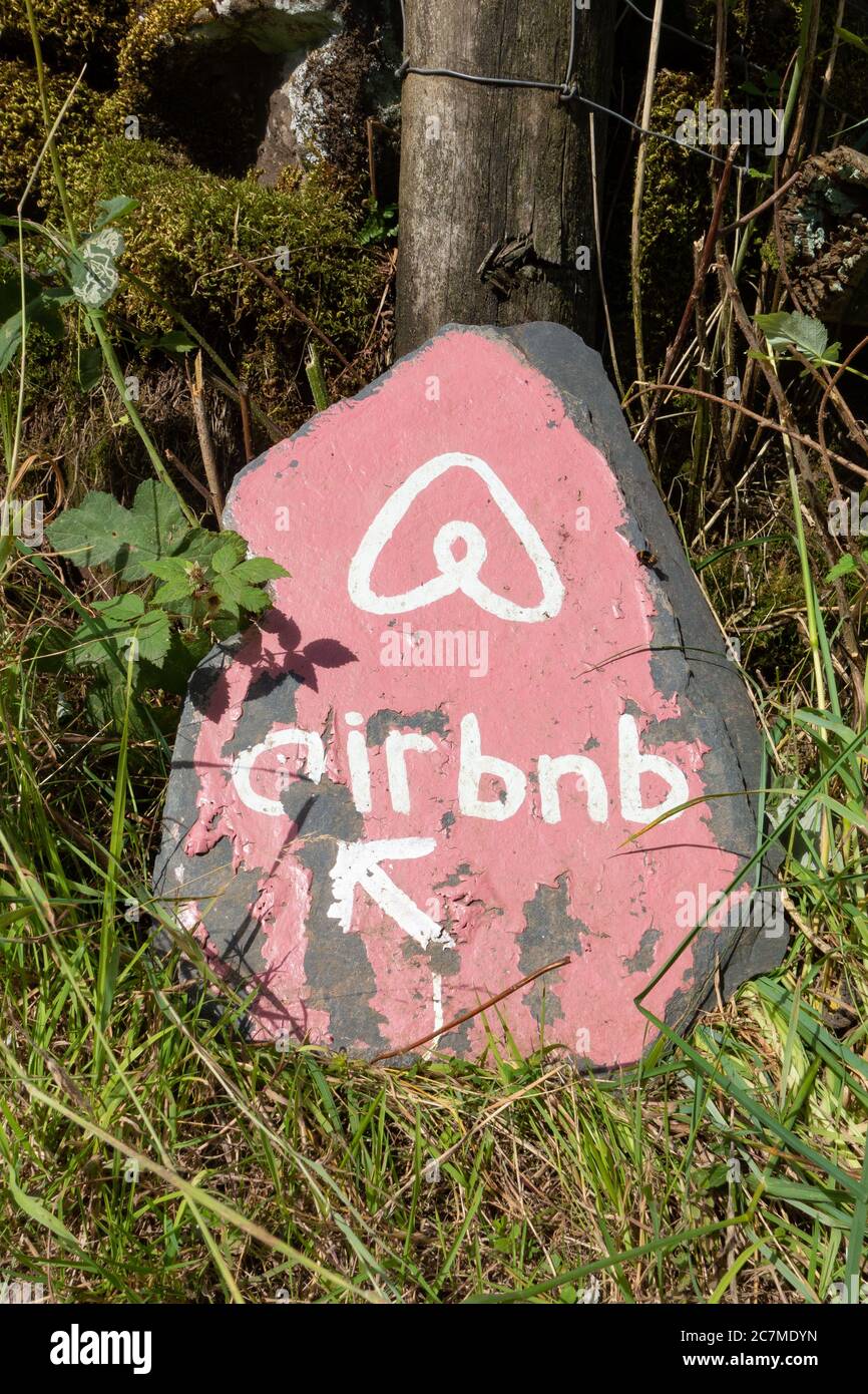 Airbnb dipinto a mano segno fuori della proprietà rurale in Scozia, Regno Unito Foto Stock