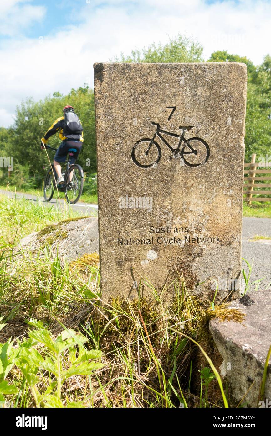 National Cycle Network 7 segnavia intagliato in pietra alla periferia di Aberfoyle, Loch Lomond e Trossachs National Park, Scozia, Regno Unito Foto Stock