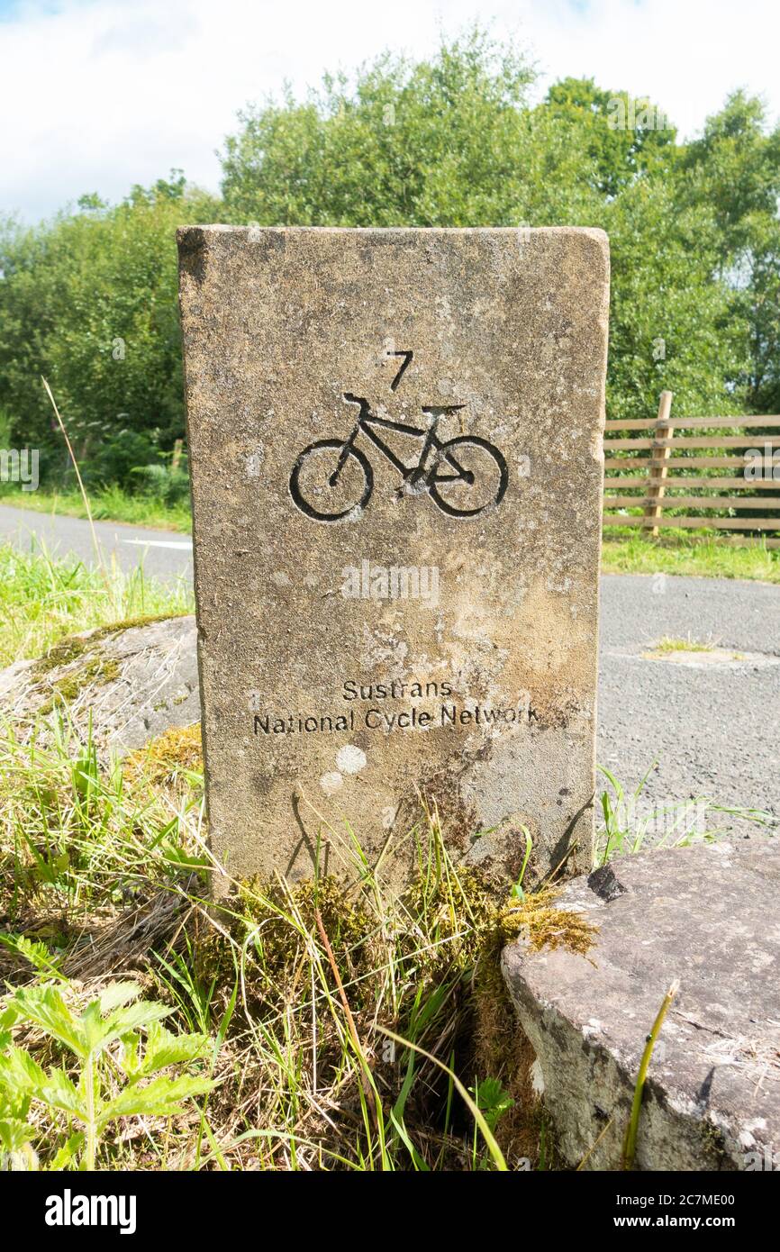 National Cycle Network 7 segnavia intagliato in pietra alla periferia di Aberfoyle, Loch Lomond e Trossachs National Park, Scozia, Regno Unito Foto Stock