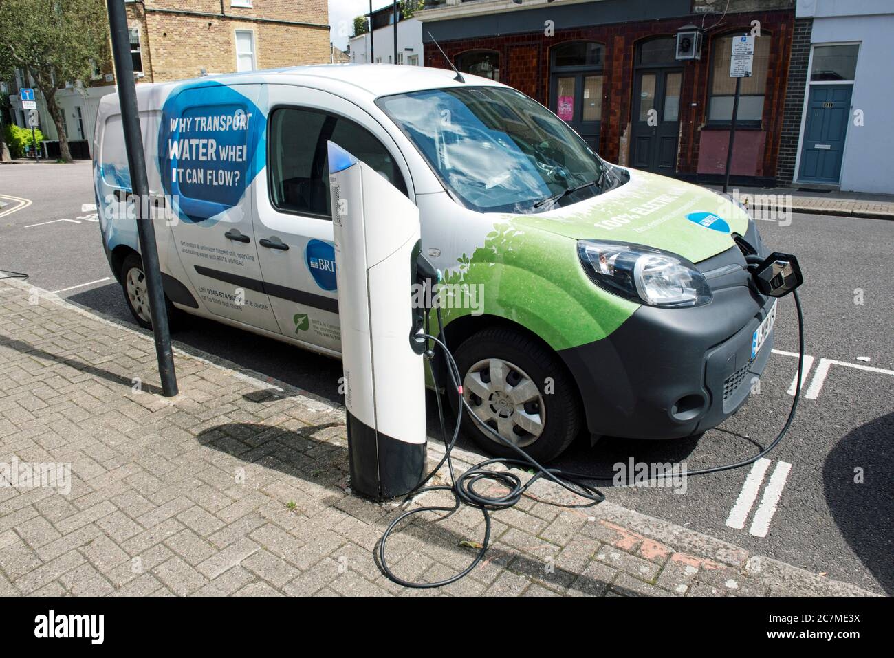 Auto elettrica al punto di ricarica, Holloway, London Borough of Islington, N7. Foto Stock