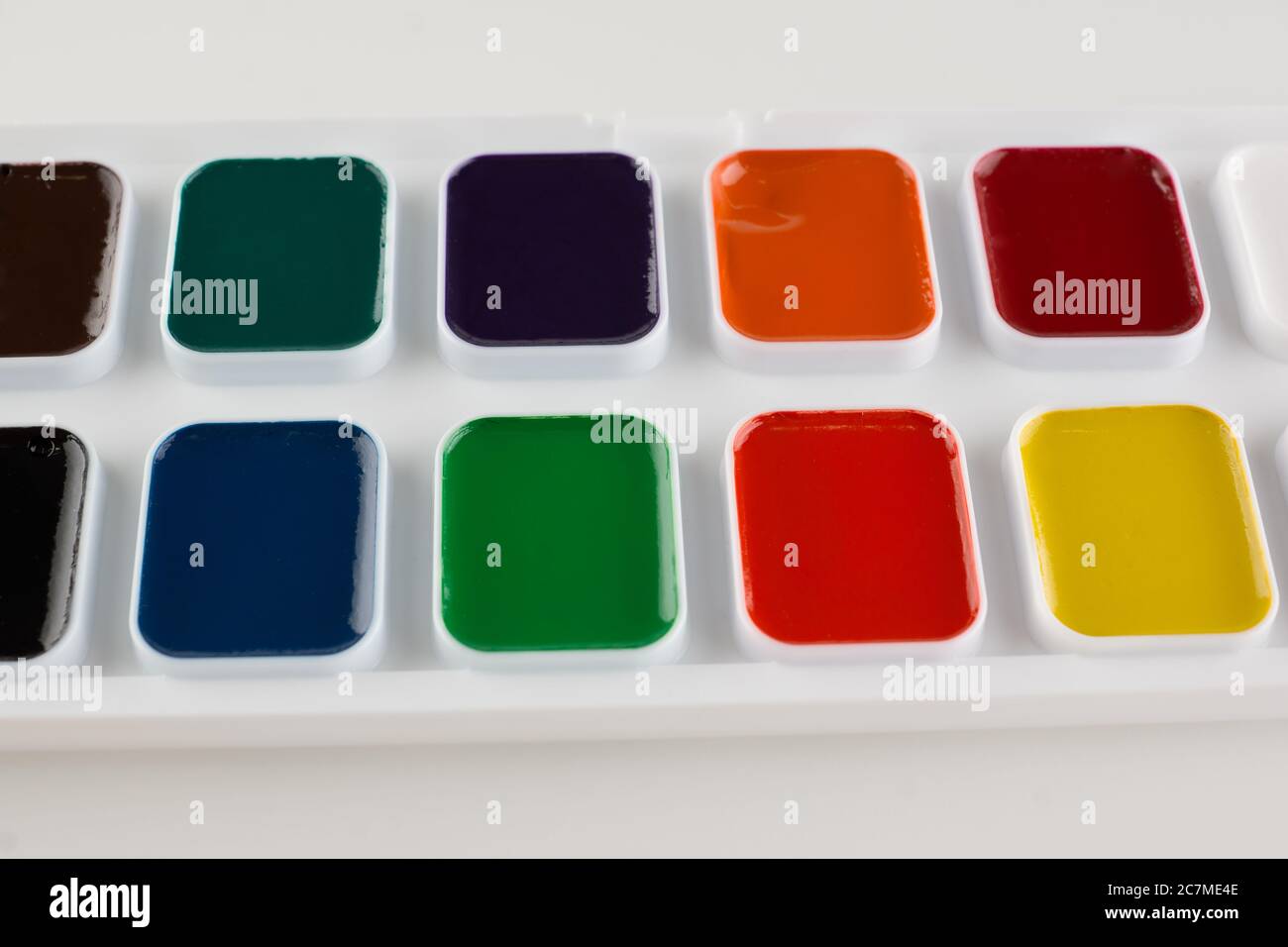 vasi di vernice colorata per la creatività su sfondo bianco Foto Stock