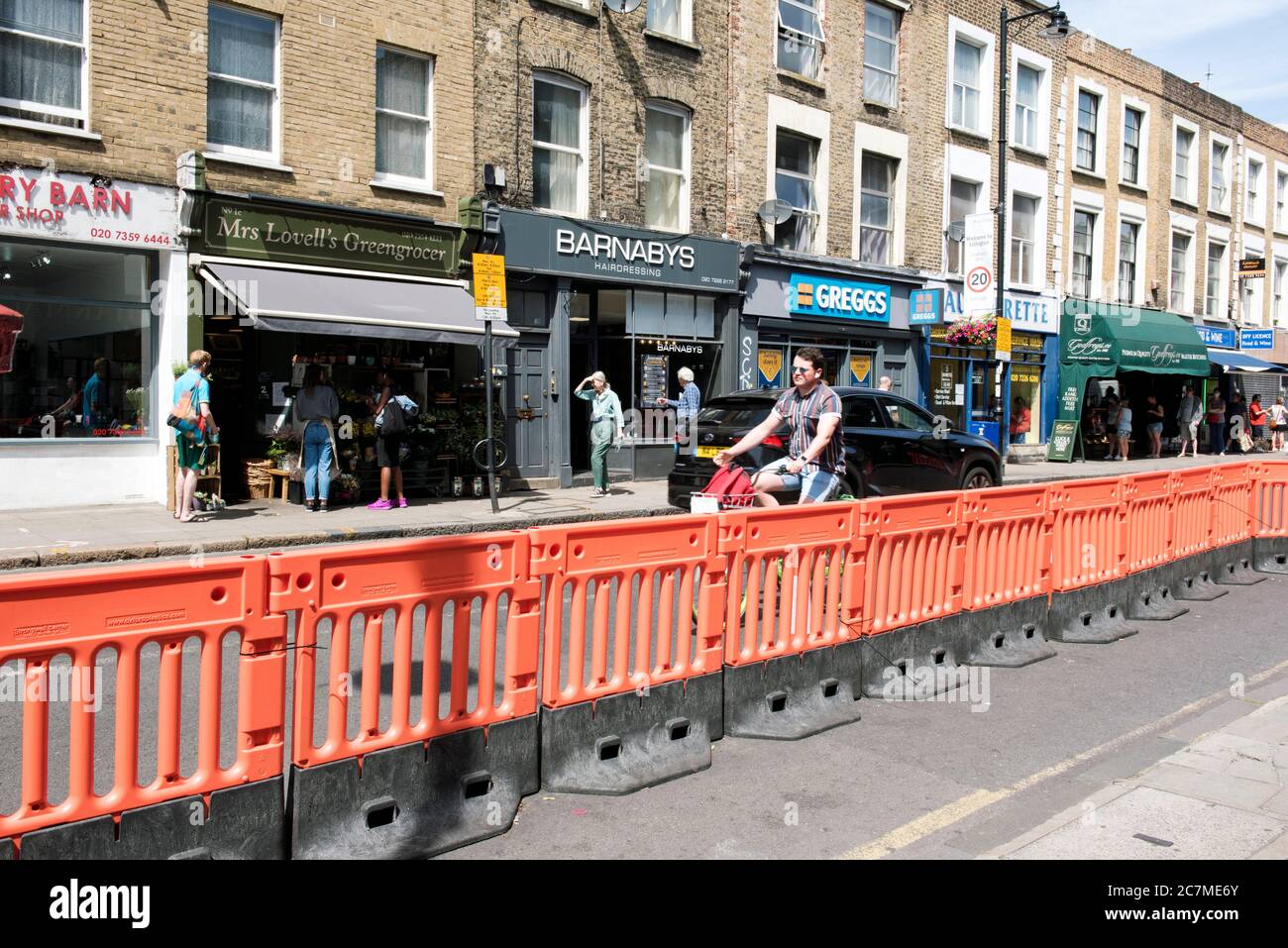 Il marciapiede di spazio di distanza di strada esteso in strada per permettere la distanza sociale Coronavirus Covid-19 Highbury Barn, Highbury London Borough di Islington. Foto Stock