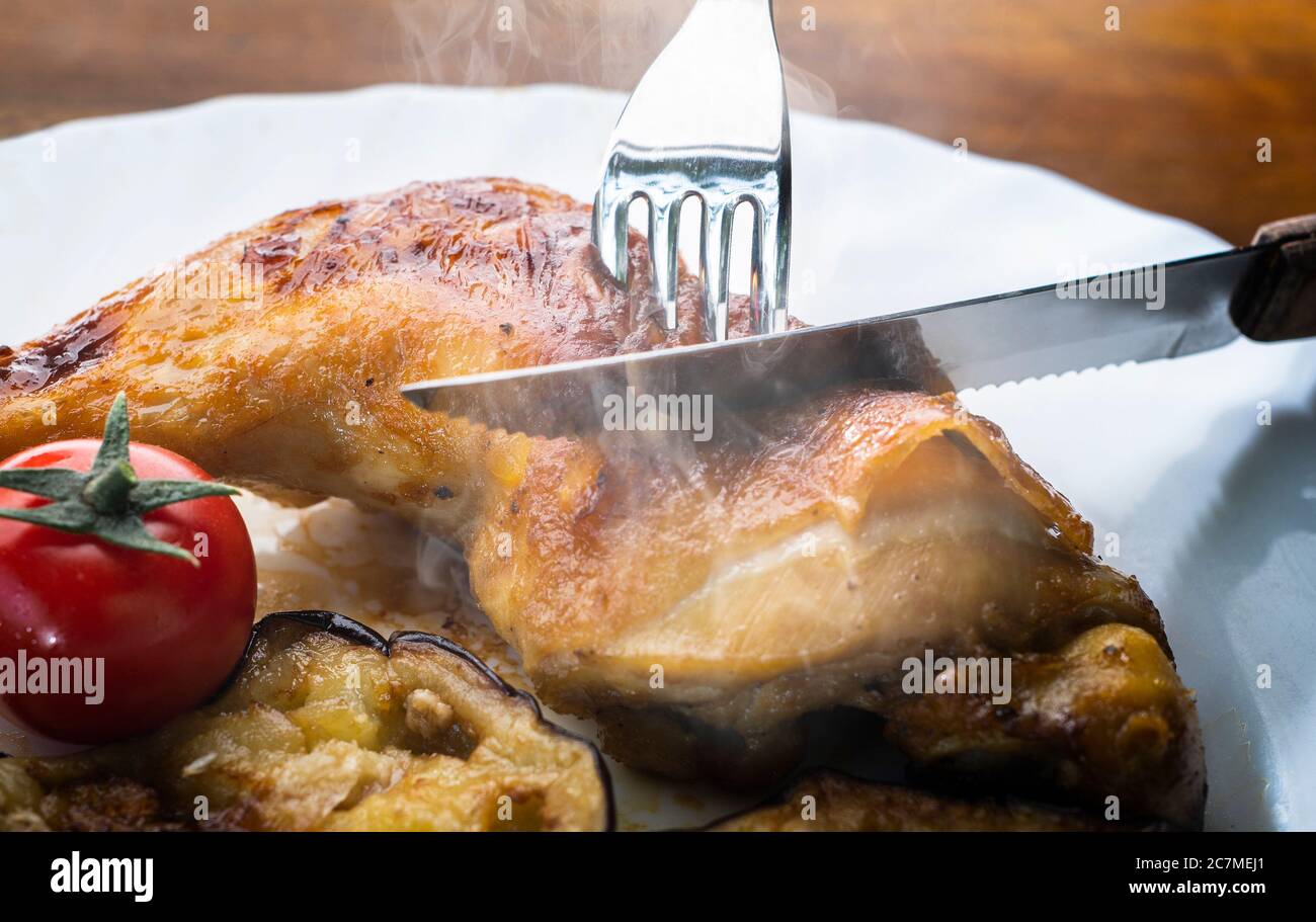 Coscia di pollo arrosto con verdure. Vista dall'alto. Foto Stock