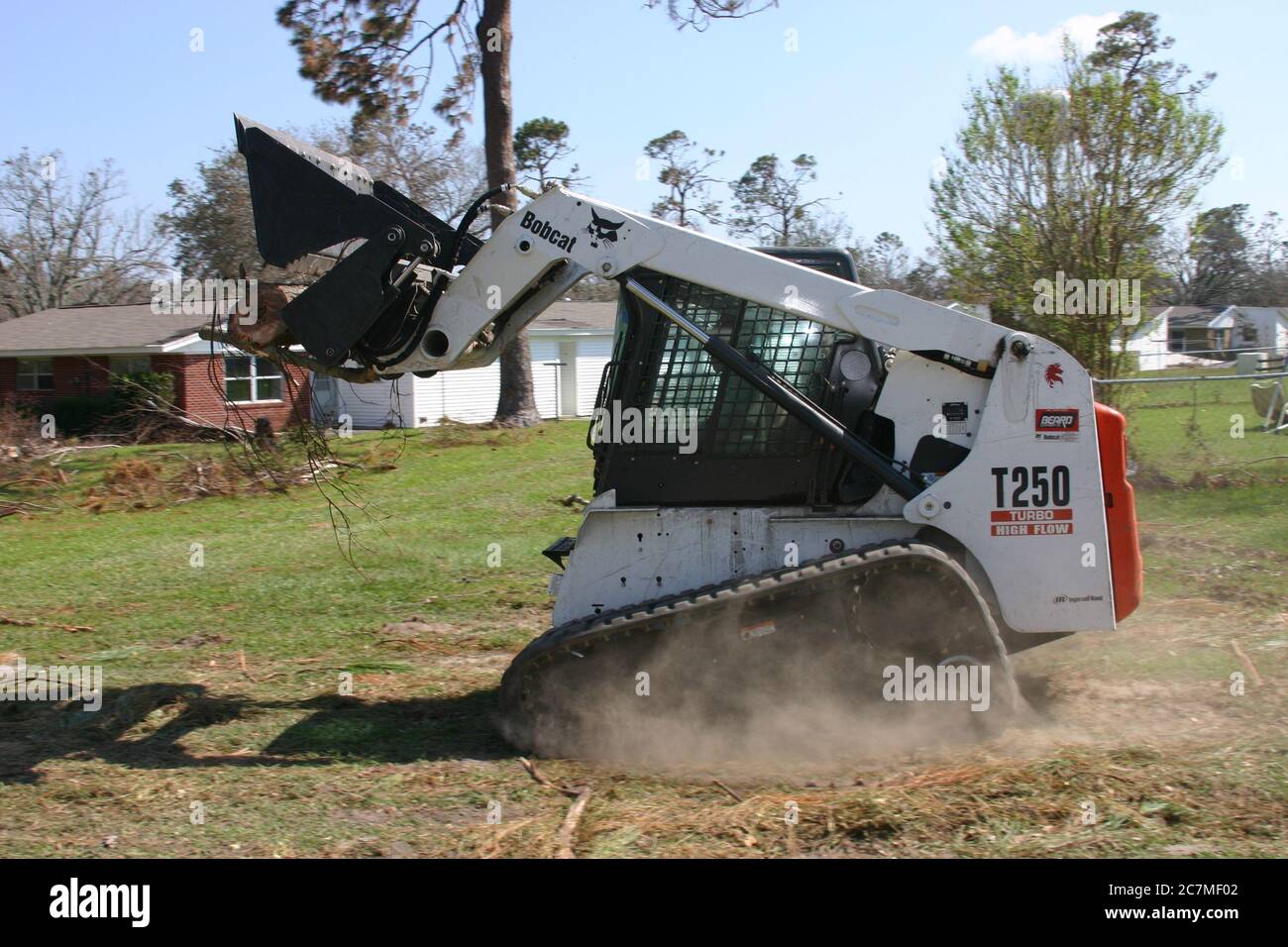 BILOXI, STATI UNITI - 06 settembre 2005: Vista laterale del caricatore che rimuove il tronco dell'albero abbattuto dall'uragano Katrina. Foto Stock