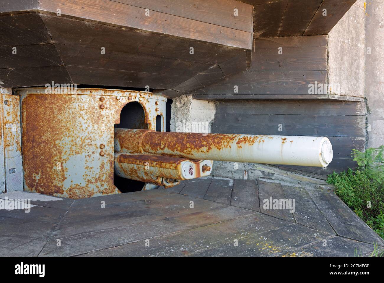 Una guerra mondiale 2 10.5cm Kanone 331 in un bunker difensivo tedesco in Jersey. Foto Stock