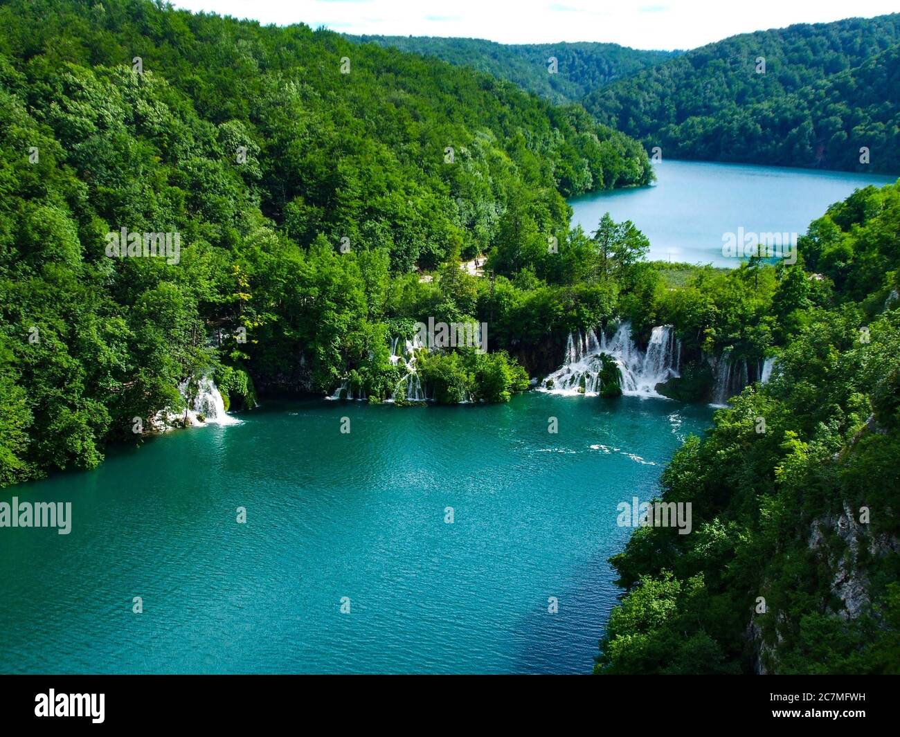 Fiume e alberi nel Parco Nazionale dei Laghi di Plitvice in Croazia Foto Stock