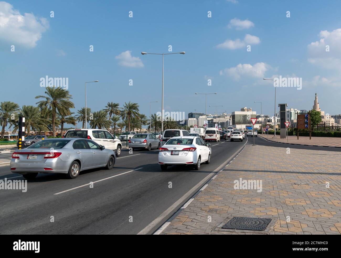 Doha, Qatar - Nov 21. 2019. Traffico tipico sulla strada di Cornishe vicino a West Bay Foto Stock