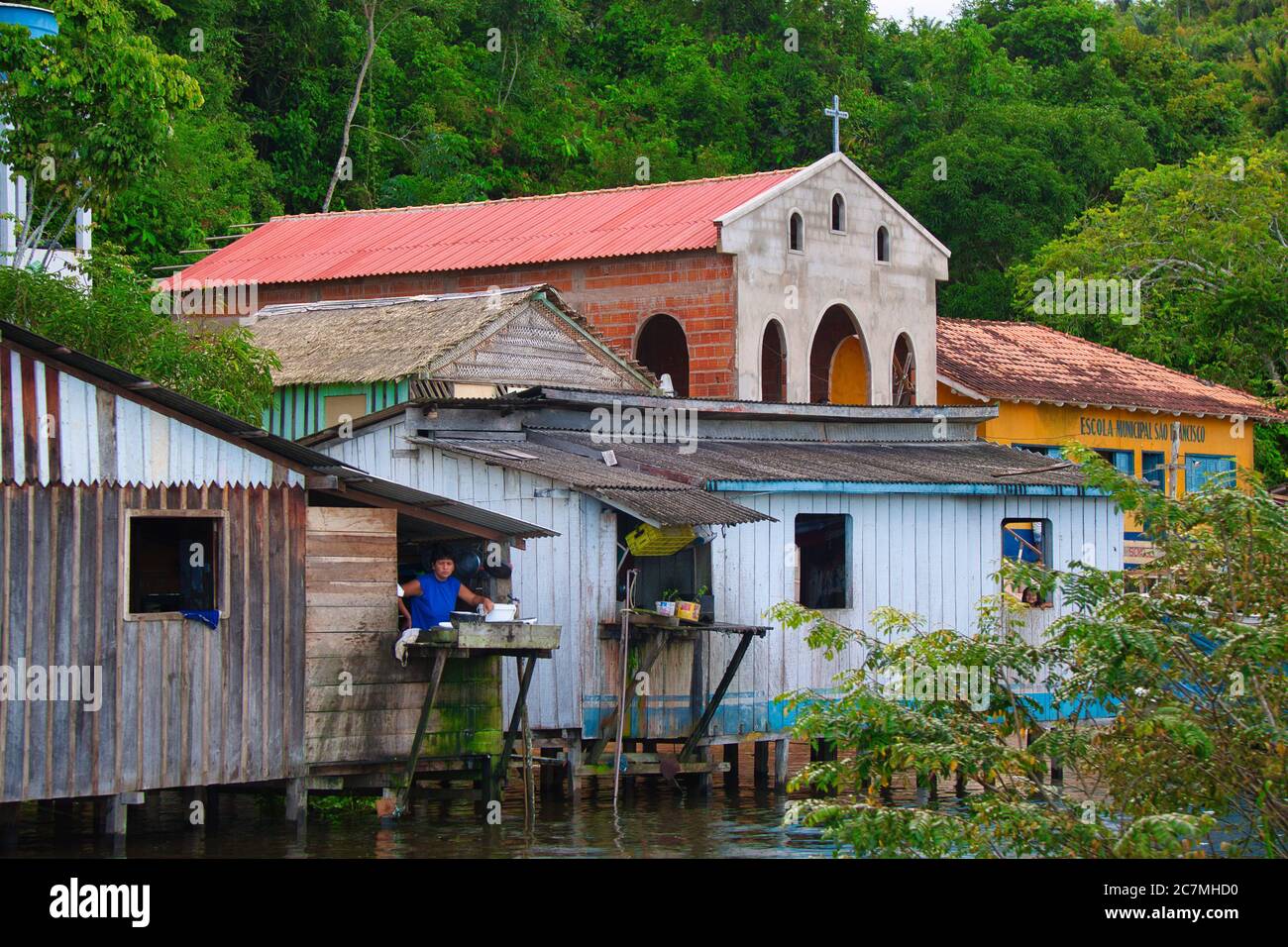 Il lungomare con la Chiesa sullo sfondo al villaggio di Boca De Valeria sul fiume Amazzonia, Amazonas Stato, Brasile Foto Stock
