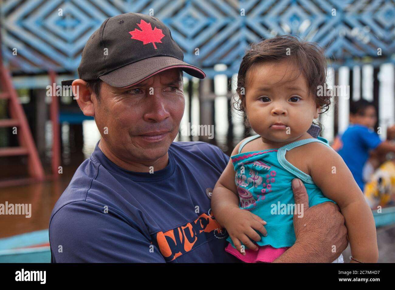 Padre e figlia del bambino nel villaggio di Boca De Valeria sul fiume Amazzonia, stato Amazzonas, Brasile Foto Stock