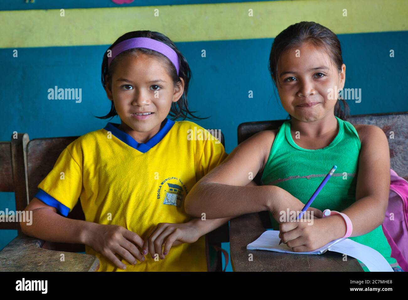 Due bambine nella scuola del villaggio di Boca De Valeria sul Rio delle Amazzoni, Amazonas state, Brasile. Foto Stock