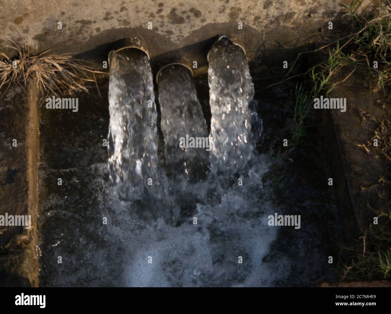 Acqua tubago in villaggio per dare acqua a raccolti, sistema di irrigazione indiano per i coltivatori di irrigare il loro suolo Foto Stock