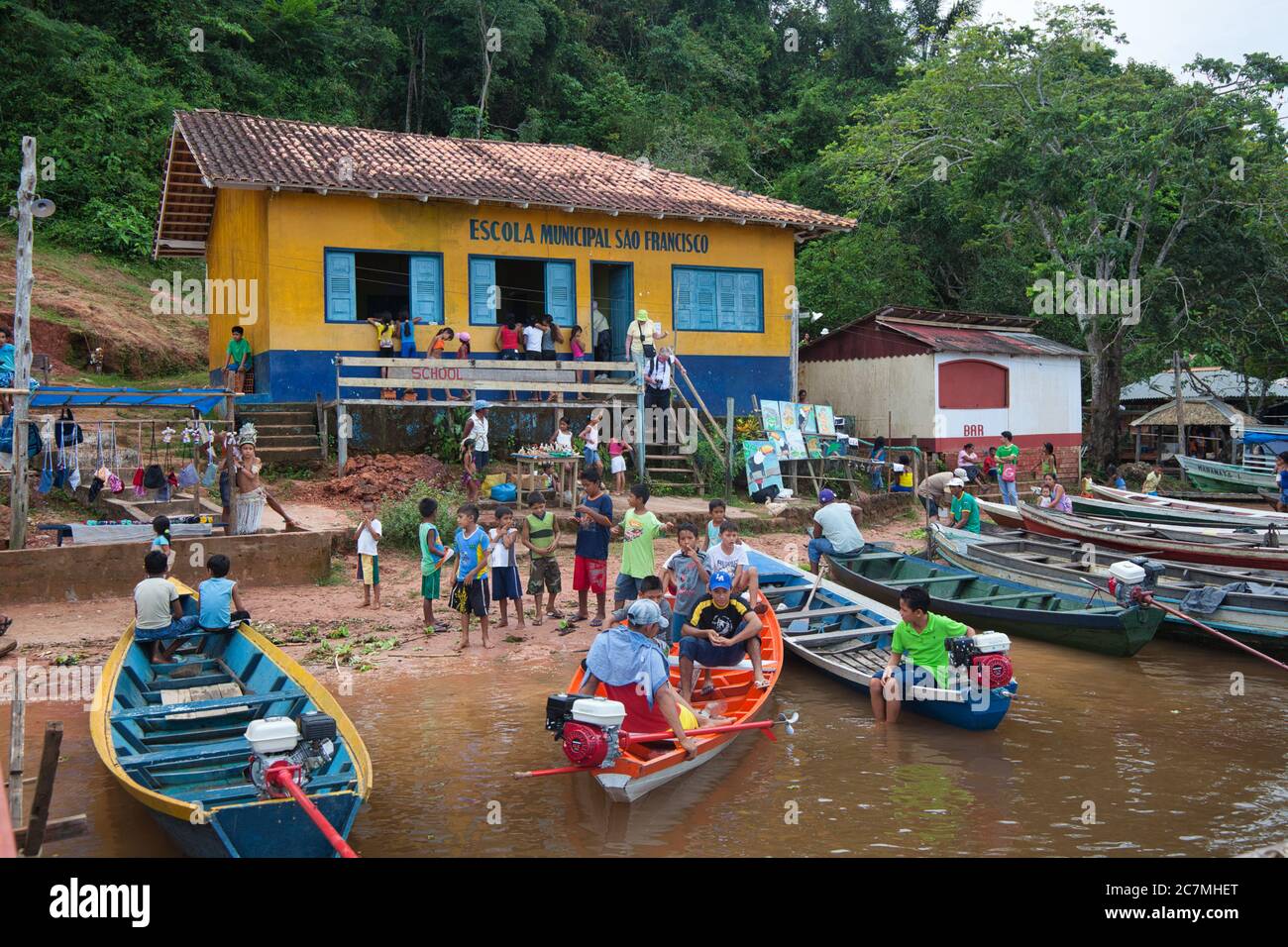 Molte persone e barche e la scuola nel villaggio di Boca De Valeria sul Rio delle Amazzoni, Amazonas state, Brasile. Foto Stock