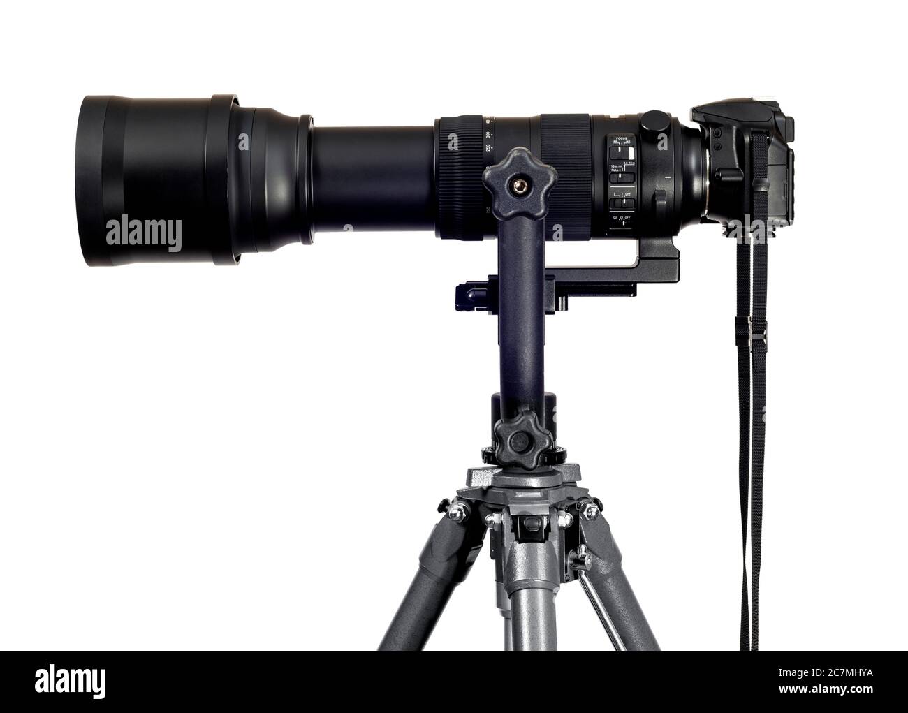 Immagine laterale orizzontale di una moderna fotocamera digitale con teleobiettivo zoom lungo. Foto Stock