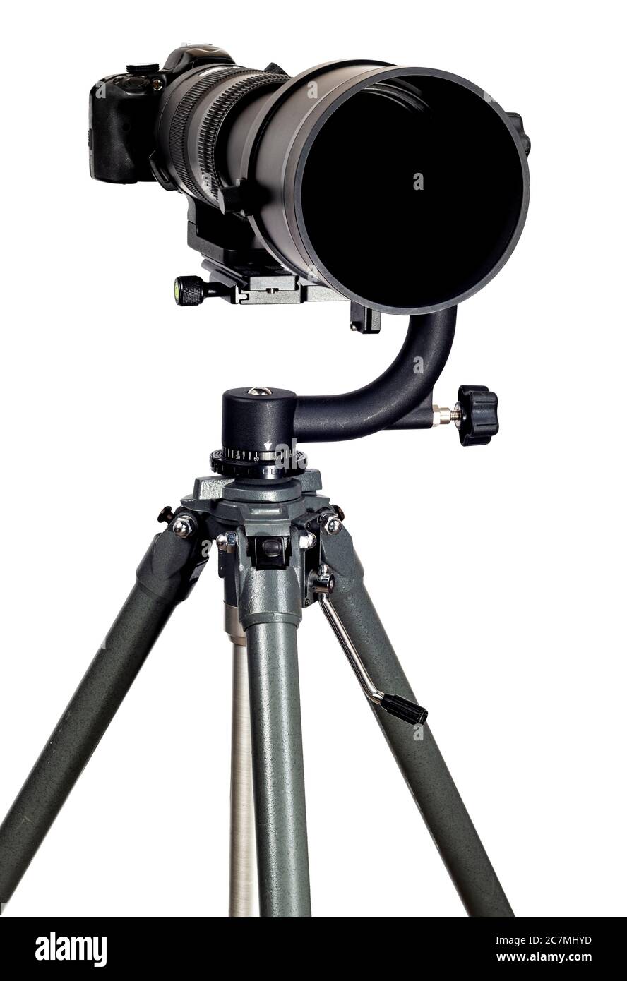 Inquadratura orizzontale angolata dalla parte anteriore di una fotocamera digitale con un super teleobiettivo bianco. Foto Stock