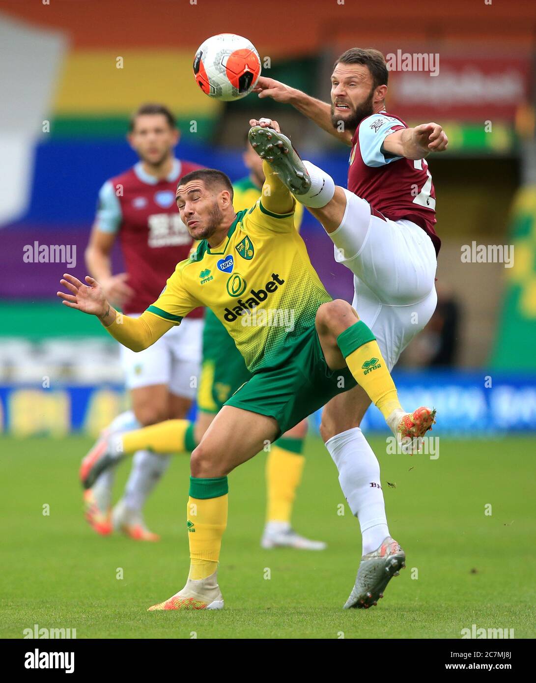 Erik Pieters di Burnley (a destra) e EMI Buendia di Norwich City combattono per la palla durante la partita della Premier League alla Carrow Road, Norwich. Foto Stock