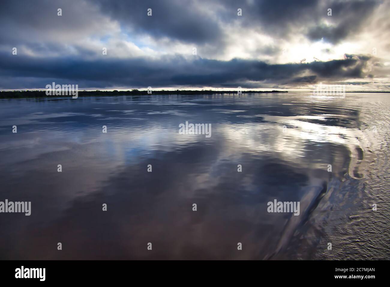 Vista sul fiume Amazon con superficie liscia specchio che riflette esattamente il cielo e le nuvole sopra, vicino a Manaus, Amazonas state, Brasile Foto Stock