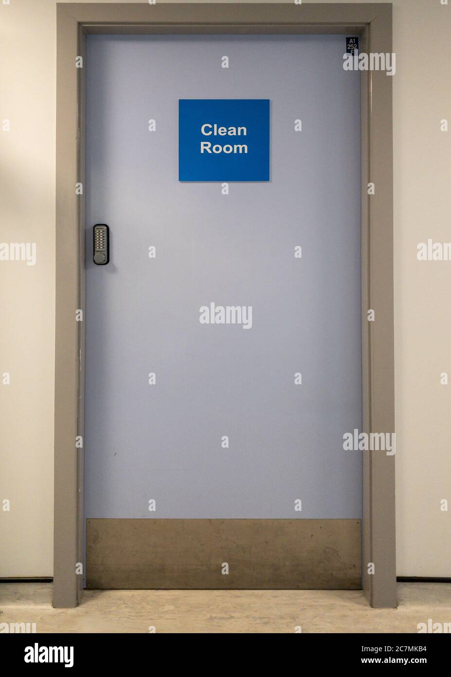 Cartello camera pulita sulla porta dell'ospedale Foto Stock