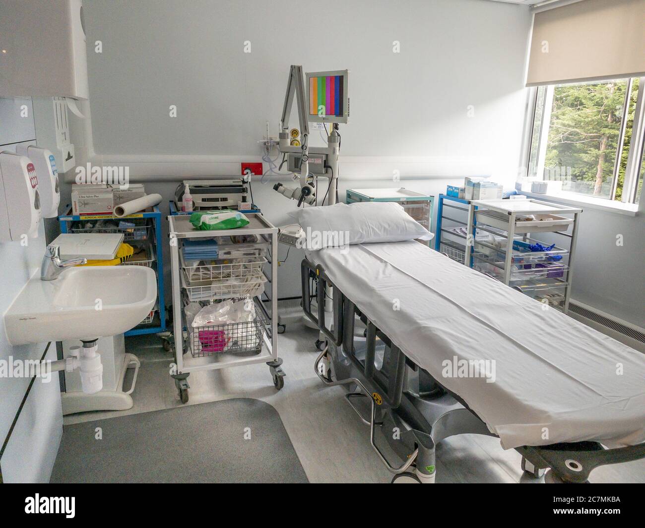 Barella nella sala di valutazione e trattamento dell'ospedale Foto Stock