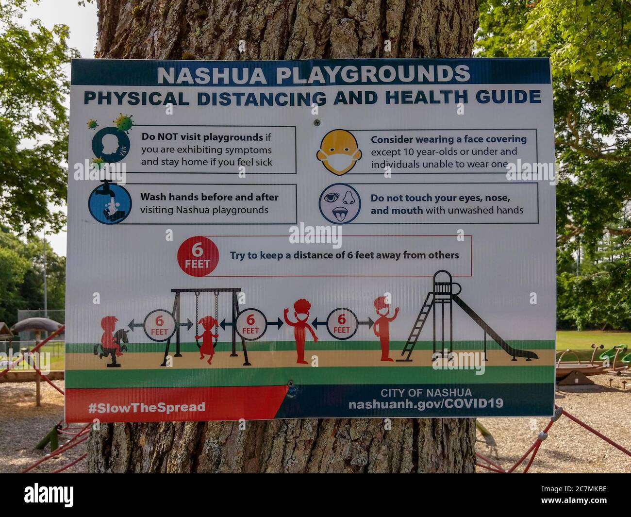 NASHUA, NH / USA - 10 LUGLIO 2020: Indicazioni per la distanza fisica e le linee guida per la salute di Nashua City Playgrounds, 10 luglio 2020 Foto Stock
