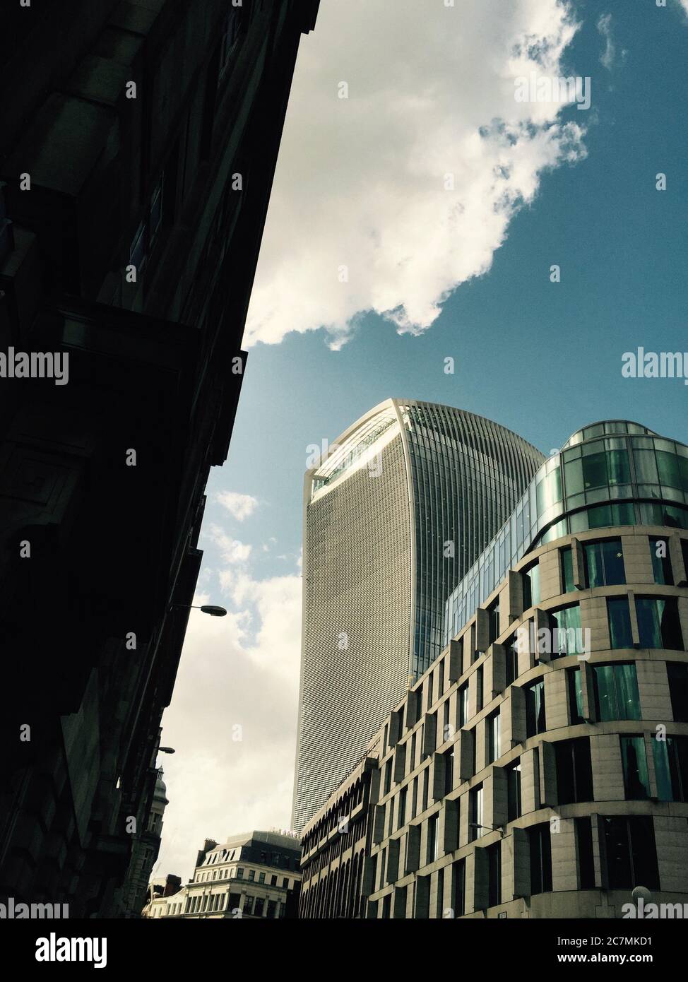 Sorgendo dietro gli uffici, 20 Fenchurch Street è un grattacielo commerciale di Londra che prende il nome dal suo indirizzo in Fenchurch Street, nel quartiere finanziario della storica City of London. È stato soprannominato 'The Walkie-Talkie' per la sua forma distintiva e venduto per un record di £1,3 miliardi. Foto Stock Sorgendo dietro gli uffici, 20 Fenchurch Street è un grattacielo commerciale di Londra che prende il nome dal suo indirizzo in Fenchurch Street, nel quartiere finanziario della storica City of London. È stato soprannominato 'The Walkie-Talkie' per la sua forma distintiva e venduto per un record di £1,3 miliardi. Foto Stock