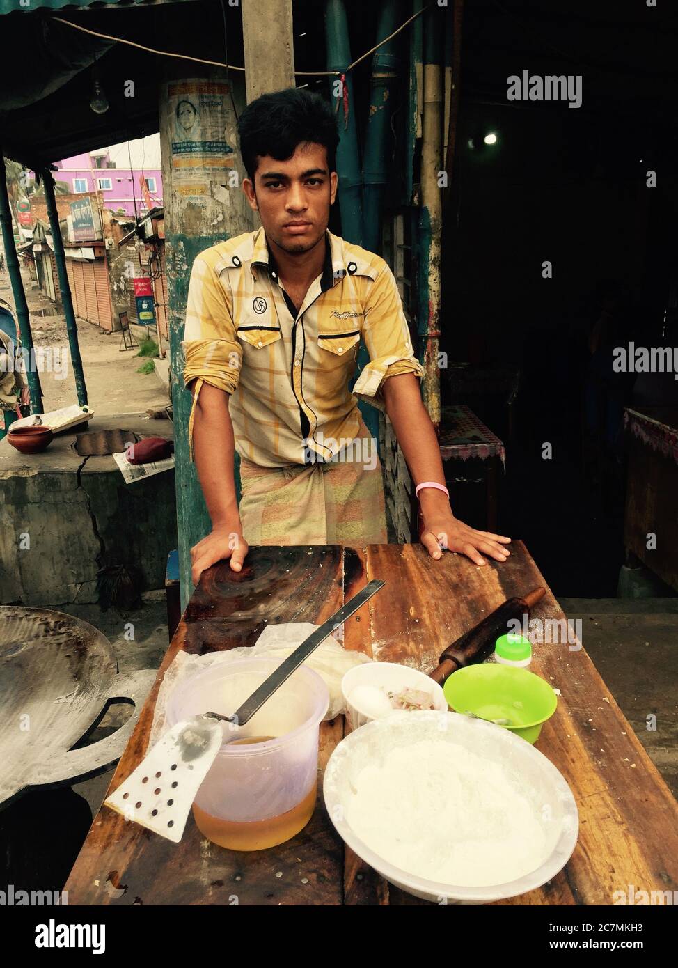 Prepararsi per l'afflusso di clienti in un bar a bordo strada a Narayanganj, Bangladesh. I clienti spesso chiedono ‘paratha fritte e omelette con un piatto di verdure. Foto Stock