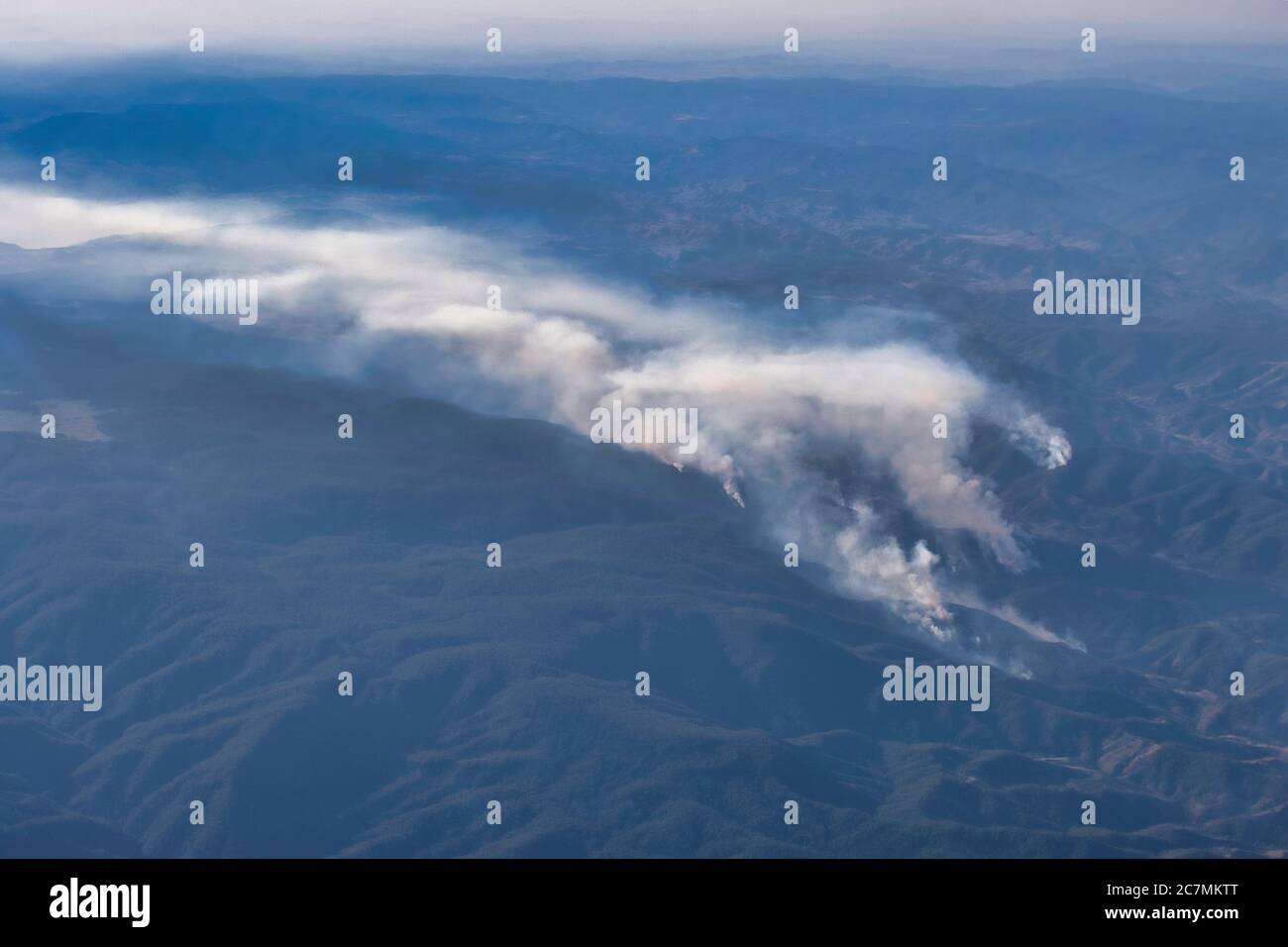 Vista aerea di diversi incendi boschivi insieme nel paese cespuglio nel centro-est del New South Wales, Australia, con fumo che si riversa nel cielo Foto Stock