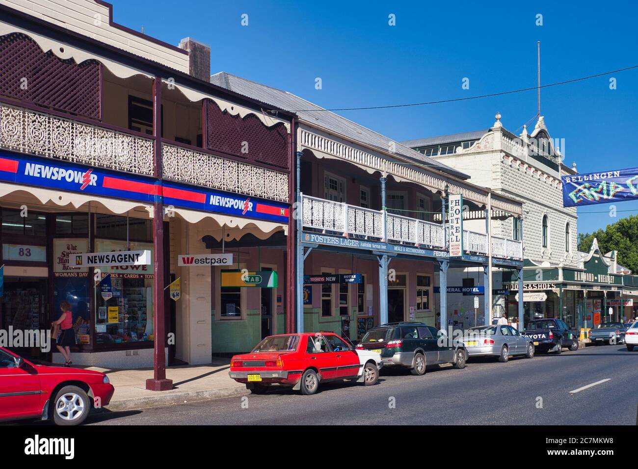 Tipica architettura dei primi del 1900 di passaggi coperti e balconi decorativi in ferro battuto nella cittadina di Bellingen, a metà del NSW., Australia Foto Stock