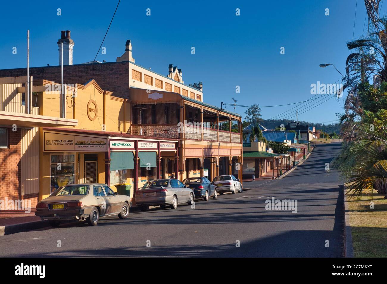 Tipica architettura dei primi del 1900 di passaggi coperti, archi e balconi in ferro battuto nella cittadina di Bowraville, a metà del NSW., Australia Foto Stock