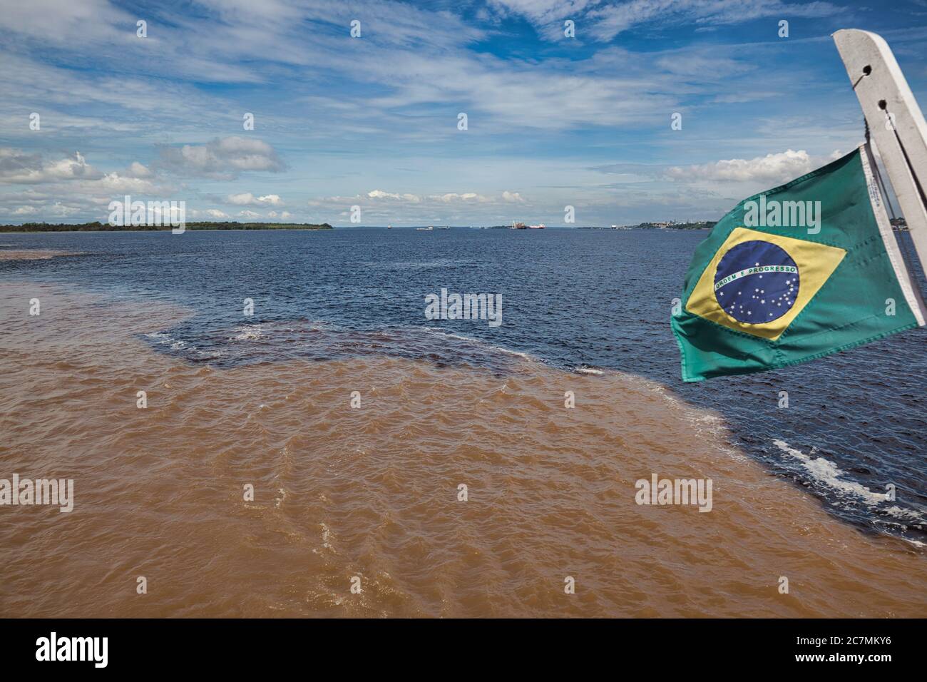 L'incontro delle acque alla confluenza tra il fiume scuro Rio Negro e il fiume amazzone di colore sabbioso, vicino Manaus nello Stato di Amazonas, Brasile Foto Stock