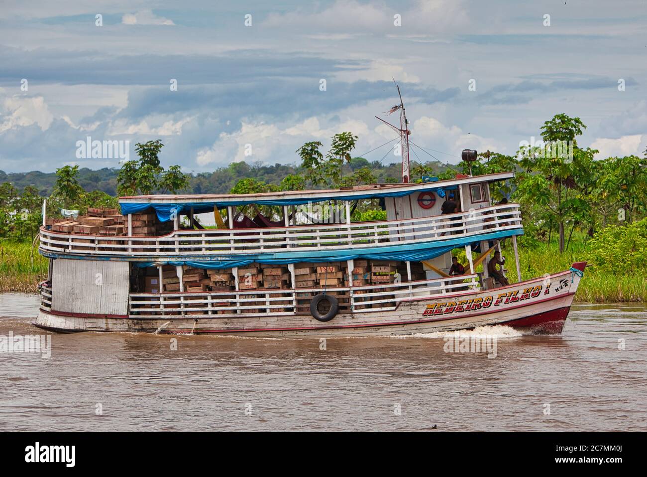 Tipico piccolo traghetto amazzonico che viaggia sul fiume Amazzonia vicino Manaus, stato Amazzonas, Brasile Foto Stock