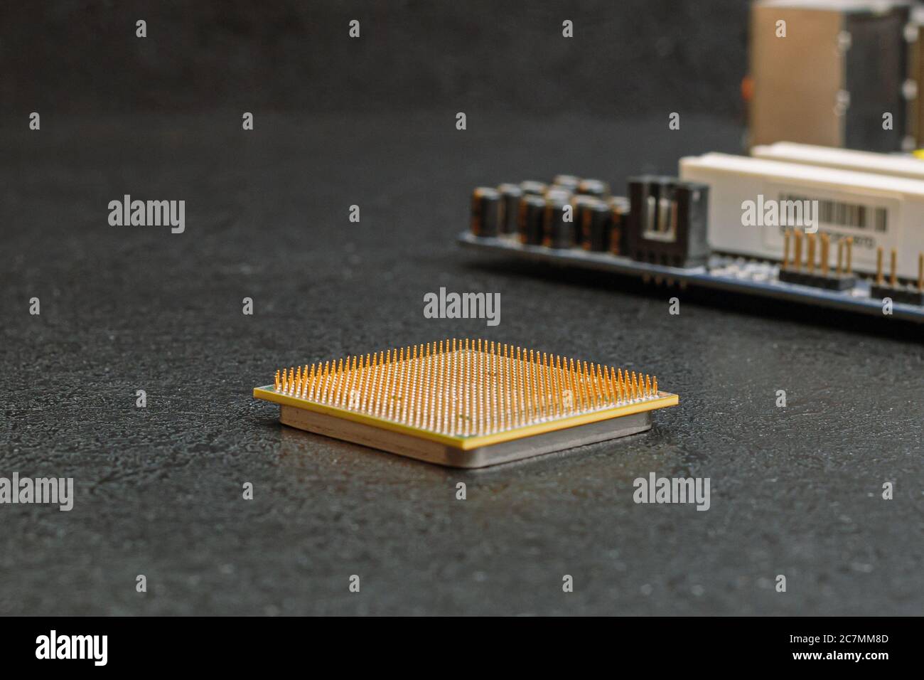 pin del processore del computer sulla parte superiore, sul tavolo di riparazione dell'attrezzatura Foto Stock