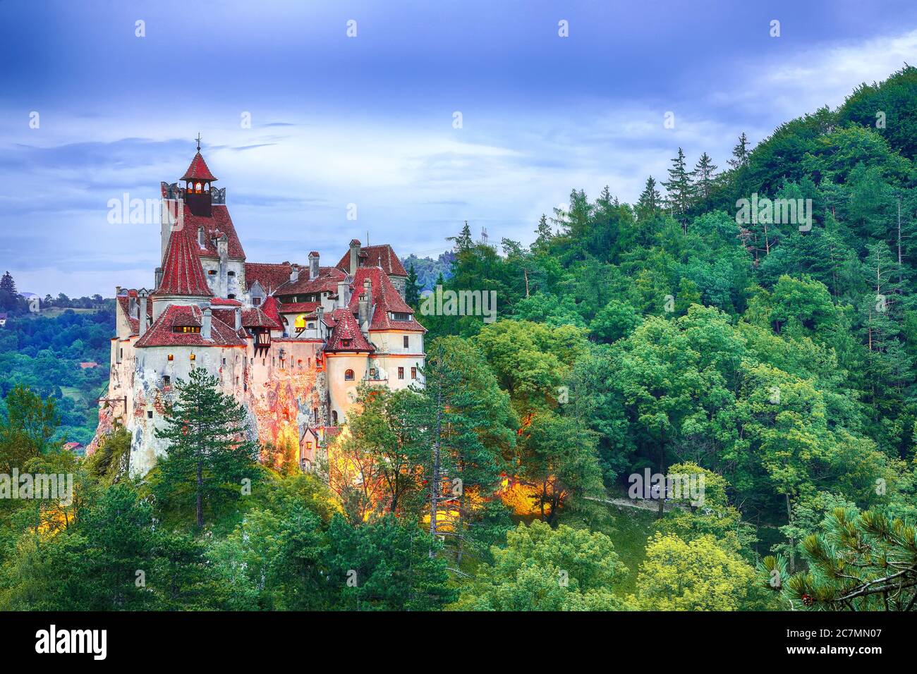 Paesaggio con il castello medievale di Bran noto per il mito di Dracula al tramonto, Brasov punto di riferimento, Transilvania, Romania, Europa Foto Stock