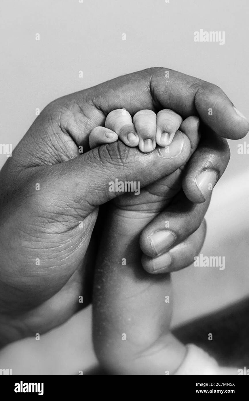 SAN DIEGO, STATI UNITI - 11 novembre 2011: Padre che tiene una mano del bambino per il sostegno Foto Stock