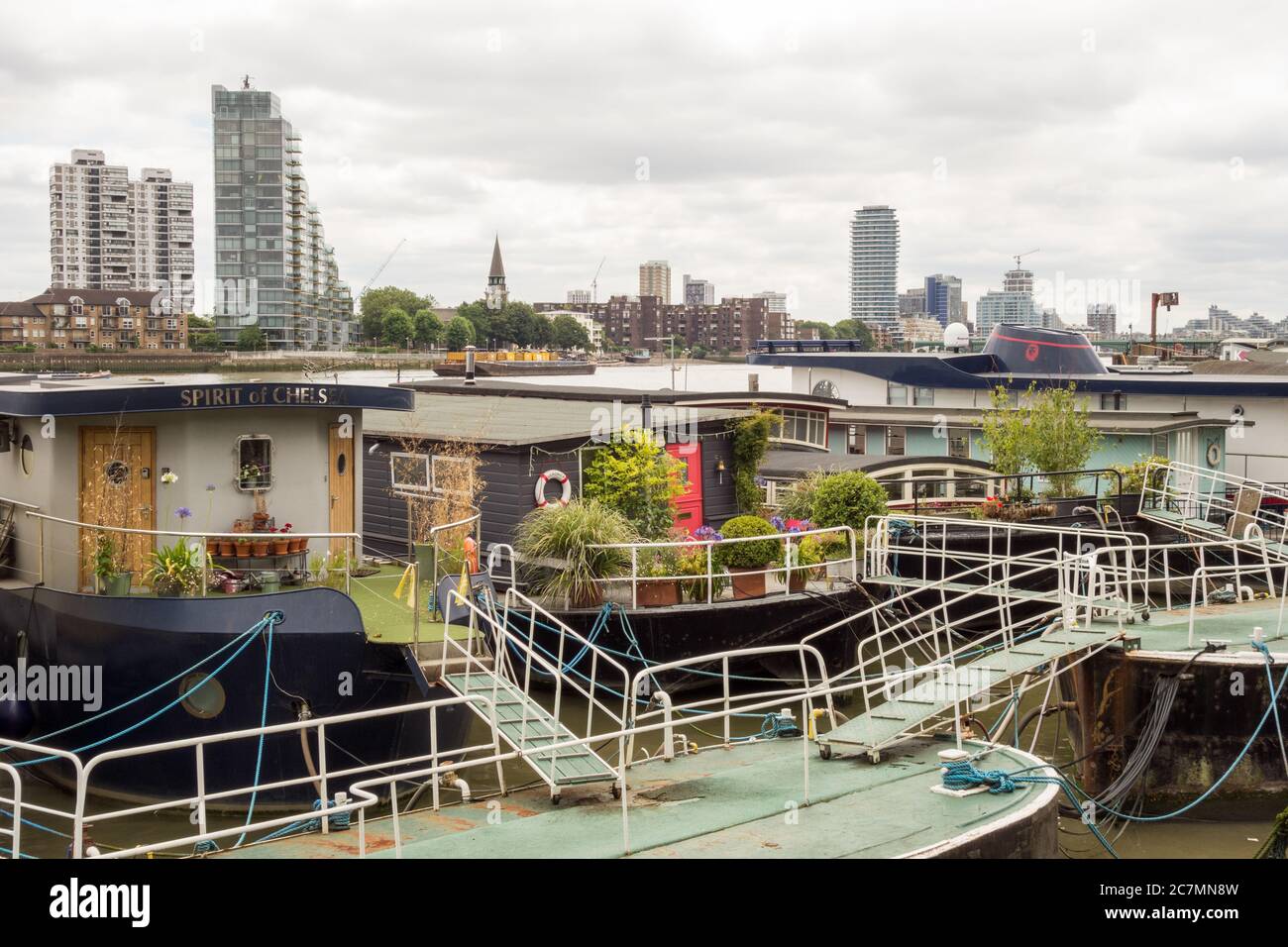 Primo piano di case galleggianti a Chelsea Yacht and Boat Company a Chelsea Reach, Londra, Regno Unito Foto Stock