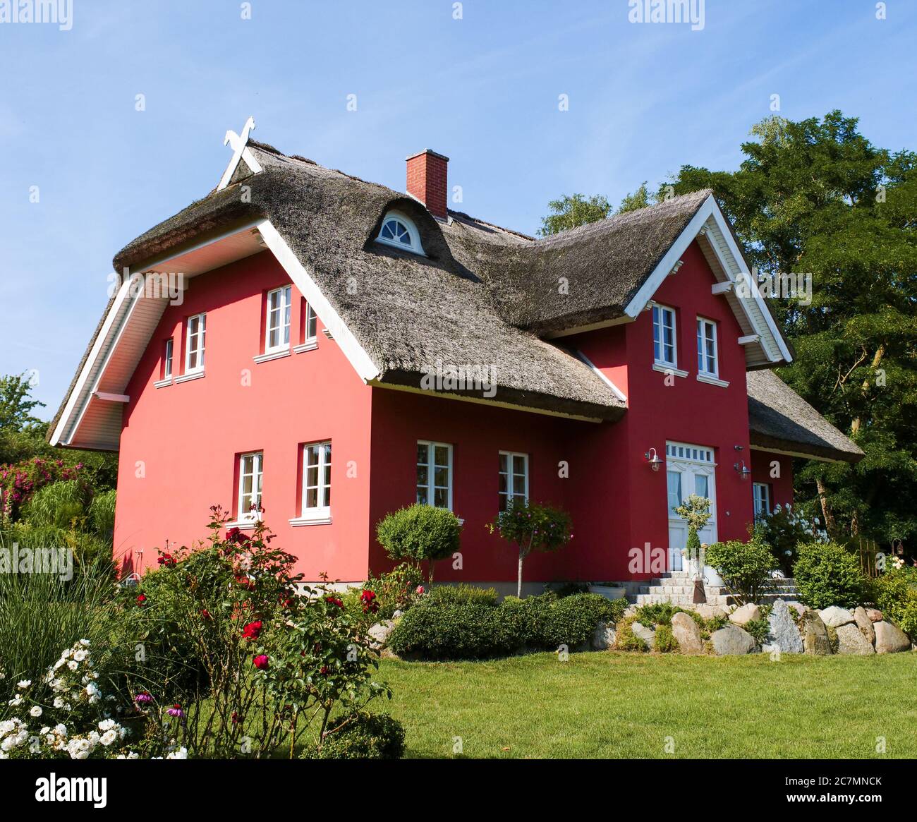 Reetdach und gefplegtem Garten an der Ostsee Ferienhaus Foto Stock