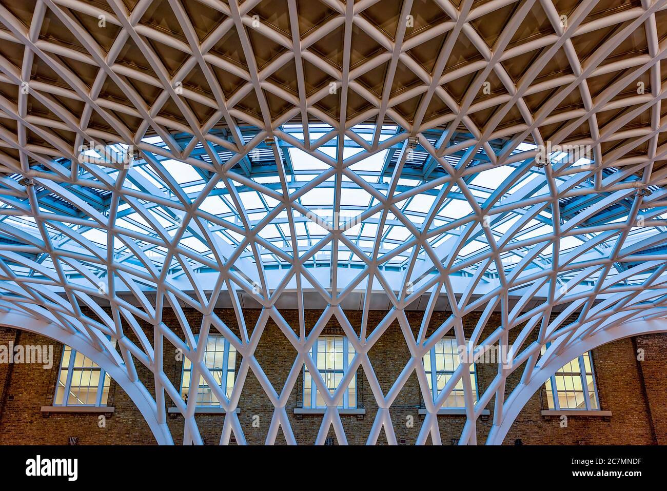 Londra, UK - Gen 2020: Il soffitto a reticolo contemporaneo dell'atrio della stazione ferroviaria di King's Cross, progettato da John McAslan e dai suoi partner. King's Cros Foto Stock