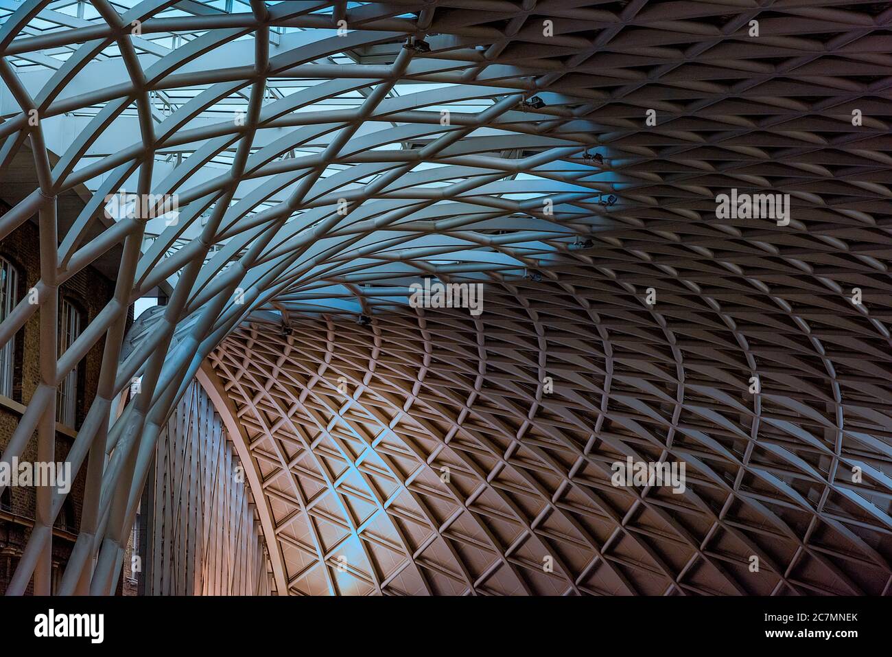 Londra, UK - Gen 2020: Il soffitto a reticolo contemporaneo dell'atrio della stazione ferroviaria di King's Cross, progettato da John McAslan e dai suoi partner. King's Cros Foto Stock