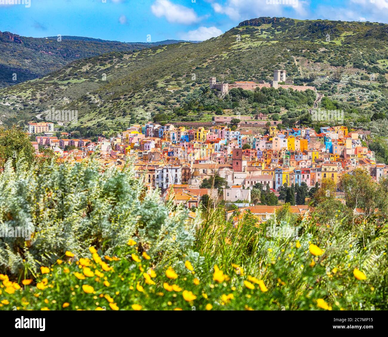 Meraviglioso panorama mattutino di case colorate del centro storico di Bosa in Sardegna. Ubicazione: Città di Bosa, Provincia di Oristano, Italia, Europa Foto Stock