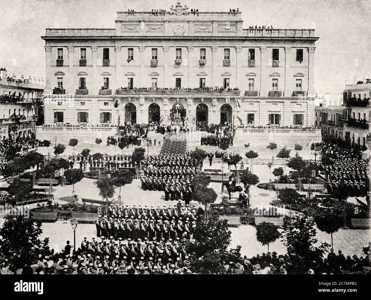 Messa di campagna nella città di Cadice in occasione della marcia del 2 ° battaglione del primo reggimento di fanteria marina dell'esercito spagnolo alla guerra di Cuba 1895, Spagna. Da la Ilustracion Española y americana 1895 Foto Stock