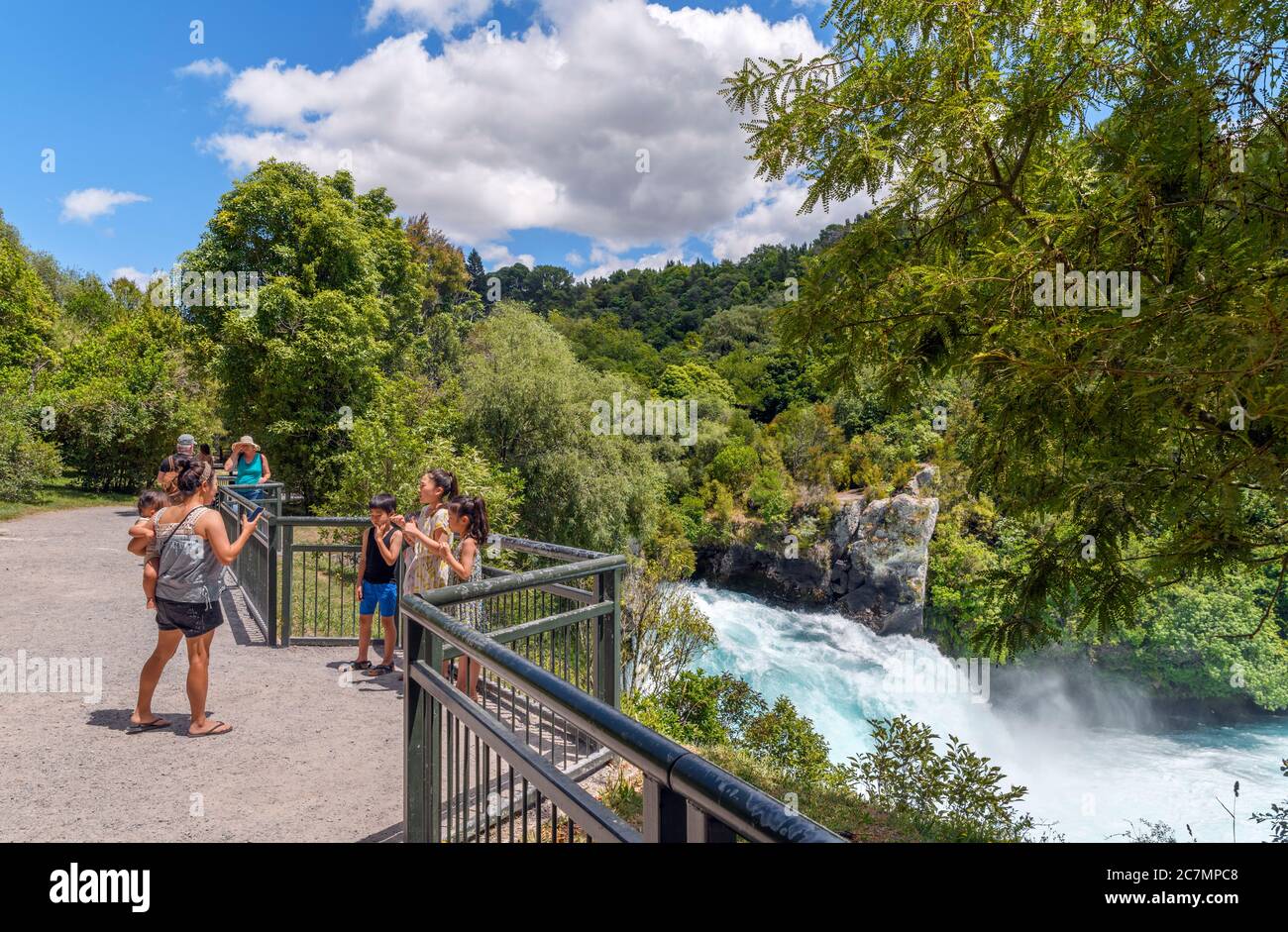 Turisti alle cascate Huka sul fiume Waikato, Lago Taupo, Nuova Zelanda Foto Stock