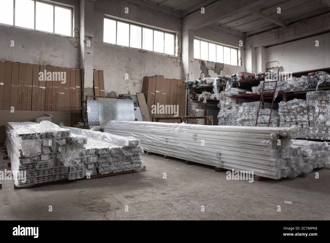 Moldavia, Bender - 18 maggio 2019: Magazzino profili in pvc per la produzione di finestre in pvc e porte in pvc Foto Stock