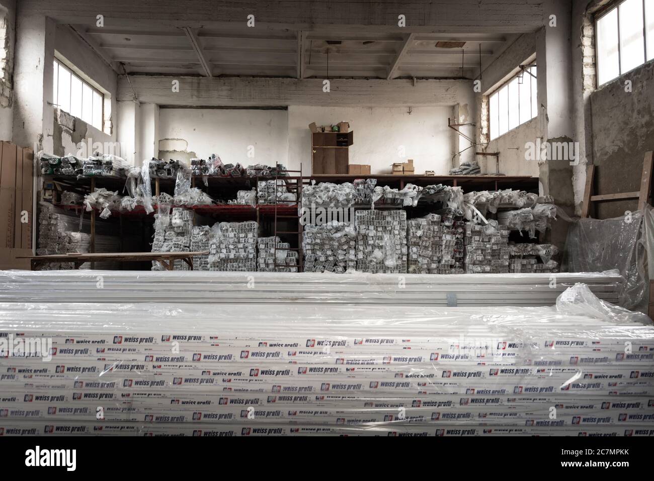 Moldavia, Bender - 18 maggio 2019: Magazzino profili in pvc per la produzione di finestre in pvc e porte in pvc Foto Stock